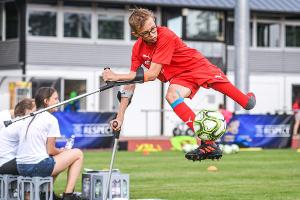 Podolski veranstaltet Fußballcamp für Amputierte