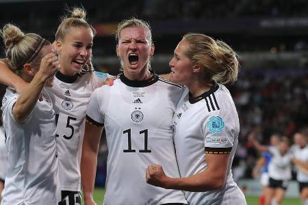 Deutschland vs. Frankreich: Noten und Einzelkritik - Am Mittwochabend stand für die deutsche Frauen-Nationalmannschaft bei der EM das Halbfinale an. Gegen Frankreich zeigte das Team von Bundestrainerin Martina Voss-Tecklenburg erneut einen couragierten Auftritt und löste dank der besseren Chancenverwertung mit einem 2:1-Sieg das Finalticket. Alle DFB-Stars in der Einzelkritik: Deutschland vs. Frankreich: Noten und Einzelkritik - Am Mittwochabend stand für die deutsche Frauen-Nationalmannschaft bei der EM das Halbfinale an. Gegen Frankreich zeigte das Team von Bundestrainerin Martina Voss-Tecklenburg erneut einen couragierten Auftritt und löste dank der besseren Chancenverwertung mit einem 2:1-Sieg das Finalticket. Alle DFB-Stars in der Einzelkritik: