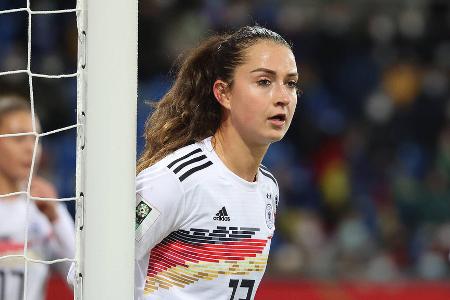 Sara Däbritz (Olympique Lyon) (bis 69.) - Note: 3,0 - Setzte die Mitspielerinnen punktuell mit überlegten Zuspielen in Szene. Gerade auf engem Raum hatte die Frankreich-Legionärin einige starke Szenen. War sich in der Rückwärtsbewegung ebenfalls für keinen Weg zu schade. Verfiel vorne jedoch manchmal in die Rolle der Mitläuferin.