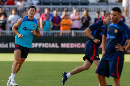 Platz 4: FC Barcelona - Und jetzt auch noch Robert Lewandowski! Der FC Barcelona öffnet in diesem Sommer wieder den Geldbeutel. Flügelstürmer Raphinha wurde für viel Geld verpflichtet, auch Franck Kessié und Andreas Christensen verstärken den Klub. Dennoch ist und bleibt das Gerüst bei Barca ein fragiles, andere Klubs sind in der Breite noch besser aufgestellt.