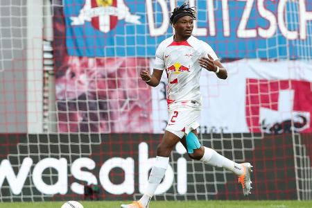 ABWEHR: Mohamed Simakan (bis 79.) - Note: 4,5 - Hinterließ in der heißen Zone anfangs einen ruhigen Eindruck und hatte Mané 15 Minuten lange noch im Griff. Baute dann aber schon früh deutlich ab. gerade beim Herausrücken aus der Kette mit Schwächen. Sah schon vor der Pause Gelb und war danach gehemmt.