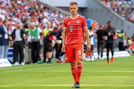 MITTELFELD: Joshua Kimmich - Note: 4,0 - Musste zunächst nichts ans Limit gehen und bedachte sich darauf, das Spiel mit Ruhe zu dirigieren. Geistesblitze am Ball waren aber Mangelware. Verlor schließlich fast gänzlich die Kontrolle im Zentrum und kam bei den schnellen Angriffen der Leipziger nicht mehr hinterher. Gewann nur 20 Prozent seiner Zweikämpfe.