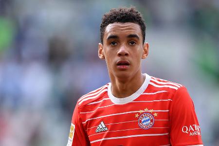 Jamal Musiala (bis 61.) - Note: 1,0 - Sorgte mit seiner feinen Ballbehandlung rund um den Strafraum für Highlights. Strahlte viel Drang zum Tor aus und nutzte seine Situationen in der heißen Zone sehr abgeklärt. Brachte den FC Bayern durch seinen Treffer in Führung (15.). Ließ bei seinem Sololauf durchs Zentrum (36.) und bei der Vorlage zum 3:0 (45.) weitere Aktionen auf Weltklasse-Niveau folgen.