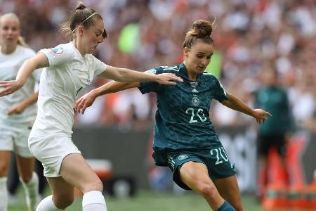Deutschland vs. England: Noten und Einzelkritik - Im EM-Finale gegen Gastgeber England verkaufte sich die deutsche Frauen-Nationalmannschaft teuer. Eine 1:2-Niederlage nach Verlängerung ließ den Titeltraum des Teams von Bundestrainerin Martina Voss-Tecklenburg dennoch platzen. Bitter war der Ausfall von Torjägerin und Kapitänin Alexandra Popp. Alle DFB-Stars in der Einzelkritik: Deutschland vs. England: Noten und Einzelkritik - Im EM-Finale gegen Gastgeber England verkaufte sich die deutsche Frauen-Nationalmannschaft teuer. Eine 1:2-Niederlage nach Verlängerung ließ den Titeltraum des Teams von Bundestrainerin Martina Voss-Tecklenburg dennoch platzen. Bitter war der Ausfall von Torjägerin und Kapitänin Alexandra Popp. Alle DFB-Stars in der Einzelkritik: