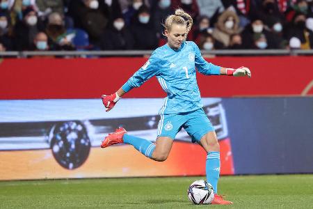 TOR: Merle Frohms (VfL Wolfsburg) - Note: 2,0 - Wurde von den Lionesses in vielen Szenen voll gefordert, zeigte aber über weite Strecken eine starke Leistung. Hielt den Kopfball von White aus kurzer Distanz sicher (3.), bei kniffligen hohen Bällen ebenfalls abgeklärt. Mitte der ersten Halbzeit überstand die DFB-Elf einen Belagerungszustand wegen ihrer Klasse und ihren klaren Aktionen in Richtung freier Bälle. Beim brillanten Tor von Toone ohne Abwehrchance (62.), vor dem 1:2 aber etwas unentschlossen (110.).