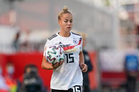 ABWEHR: Giulia Gwinn (FC Bayern) - Note: 3,0 - Wirkte anfangs vom Tempo der Angriffe auf ihrer Seite überrascht. Kam deshalb in den Laufduellen nicht immer hinterher. Steigerte sich mit der Zeit aber deutlich. Verteidigte cleverer und körperbetonter und wurde im Spiel nach vorne mutiger. Gerade nach dem Rückstand mit vielen gefährlichen Flügelläufen.