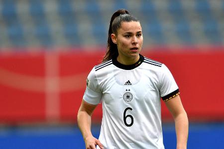 MITTELFELD: Lena Oberdorf (VfL Wolfsburg) - Note: 2,5 - Ging von Beginn an mit hoher Energie in die direkten Duelle. Störte die Engländerinnen im Mittelfeld so phasenweise erfolgreich, verzeichnete zudem wichtige Ballgewinne und nahm streckenweise das Tempo aus den gegnerischen Angriffen. Vereinzelt streute sie auch gute vertikale Zuspiele ein.