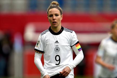 Svenja Huth (VfL Wolfsburg) - Note: 2,5 - Strahlte auf der rechten Seite großes Selbstvertrauen aus. Zog vielfach mit ihren Antritten das Tempo an und suchte die Eins-gegen-eins-Situationen. Leitete die Däbritz-Chance ein (9.). Die Engländerinnen bekamen sie mit der Zeit zwar besser in den Griff. Sie ging trotzdem mit unglaublicher Einsatzbereitschaft bis in die Verlängerung hinein voran.