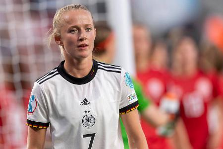 ANGRIFF: Lea Schüller (FC Bayern) (bis 67.) - Note: 3,5 - Rückte kurzfristig für die angeschlagene Popp in die Startelf. Hing als Mittelstürmerin aber lange Zeit in der Luft. Wurde später öfter gefüttert und schrammte nach dem Waßmuth-Pass nur Zentimeter an einem Treffer vorbei (57.). Bei hohen Bällen konnte sie die Körperlichkeit, die sonst von Popp ausgeht, nicht kompensieren.
