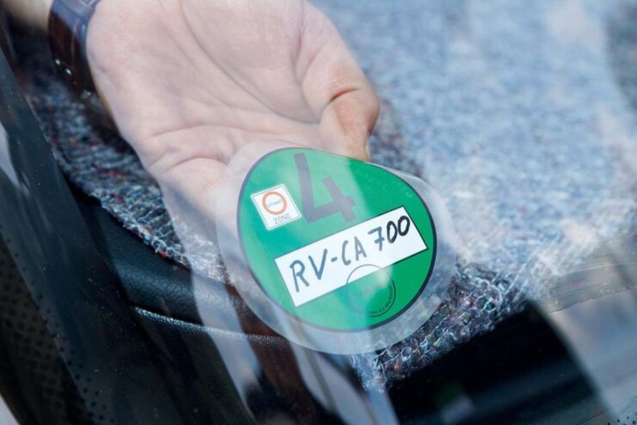 Eine neue Umweltplakette wird eingeklebt.