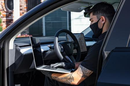 Tesla Service Mitarbeiter mit Laptop in Model S