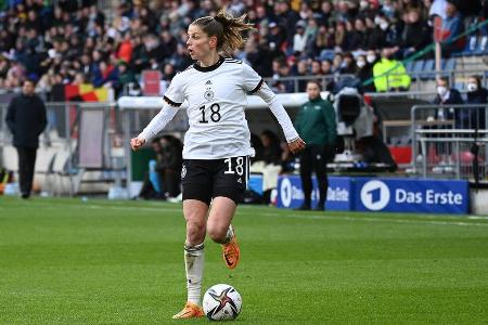 Tabea Waßmuth (VfL Wolfsburg) (ab 46.) - Note: 3,0 - Übernahm nach dem Seitenwechsel die linke Seite und brachte deutlich mehr Zug zum Tor ins Spiel. Kam direkt zu einer der besten deutschen Chancen (47.). Leitete später noch mehrere Torraumszenen für die Kolleginnen ein und legte das 1:1 mit viel Übersicht auf (78.). Tauchte danach jedoch ab.