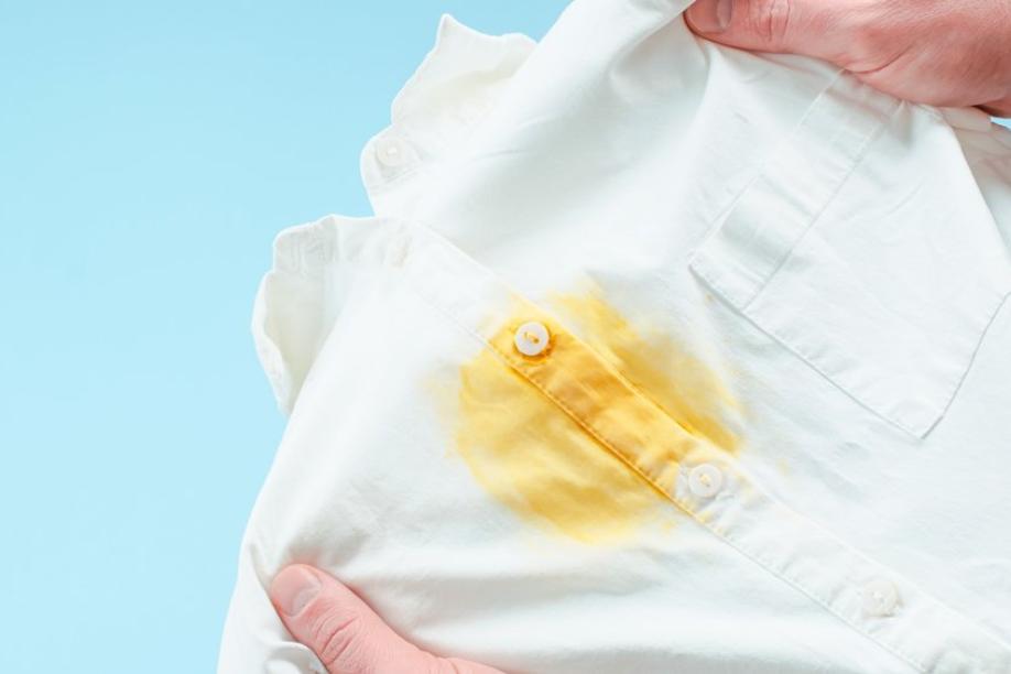 Hartnäckige Sonnencreme-Flecken? Diese Hausmittel helfen