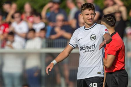 Jesper Lindström (bis 45.) - Note: 5,0 - Sorgte mit seiner Einzelaktion für die beste Chance seiner Mannschaft, als er Hernández ausspielte. Muss im Eins-gegen-eins mit Neuer aber zwingend das Tor treffen (26.), dann entgleitet der Eintracht dieses Spiel wohl nicht in der Form. Ergab sich später in sein Schicksal.