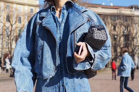 Double-Denim oder als Kleid: Der Modeklassiker Jeanshemd ist zurück Double-Denim oder als Kleid: Der Modeklassiker Jeanshemd ist zurück