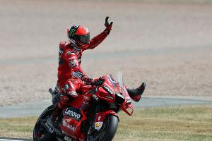 Motorrad: Schrötter stürzt erneut - Bradl fährt hinterher