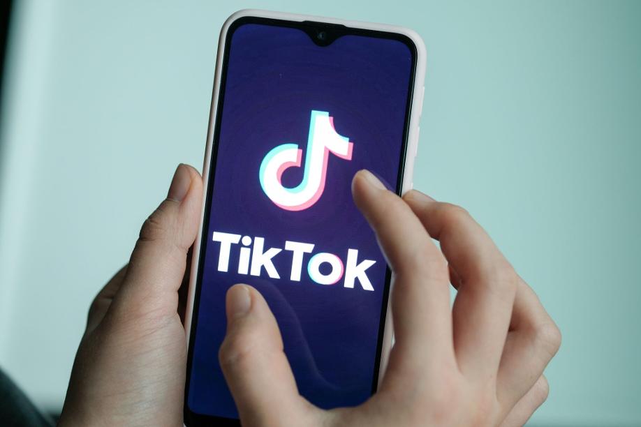 Das Logo der Video-App TikTok auf einem Smartphone.