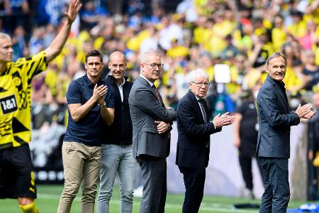 Wer kommt? Wer geht? So läuft die Kader-Planung beim BVB - Borussia Dortmund hat seinen Kader gehörig umgekrempelt. Neun Profis verließen bislang den Verein, weitere Stars gelten als Wechselkandidaten. Auf der anderen Seite kaufte der BVB extrem fleißig ein und gab rund 90 Millionen Euro für neue Spieler aus. Alle Abgänge, Zugänge sowie die heißesten Transfer-Gerüchte rund um die Schwarz-Gelben im Überblick: Wer kommt? Wer geht? So läuft die Kader-Planung beim BVB - Borussia Dortmund hat seinen Kader gehörig umgekrempelt. Neun Profis verließen bislang den Verein, weitere Stars gelten als Wechselkandidaten. Auf der anderen Seite kaufte der BVB extrem fleißig ein und gab rund 90 Millionen Euro für neue Spieler aus. Alle Abgänge, Zugänge sowie die heißesten Transfer-Gerüchte rund um die Schwarz-Gelben im Überblick: