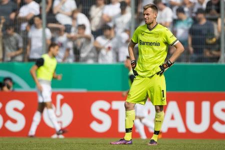Bayer Leverkusen - TOR: Lukás Hrádecky - Note: 5,0 - Parierte den Schuss von Adeyemi mit gutem Reflex, agierte vor dem Nachschuss von Reus aber unentschlossen, weil er nur mit den Füßen zum Ball wollte. Machte beim 0:1 deshalb insgesamt keinen guten Eindruck. Hielt seine Farben gegen Hazard immerhin im Spiel (50.). Flog in der Nachspielzeit wegen eines Handspiels außerhalb des Strafraums jedoch vom Platz. Bitterer Tag für den Finnen.