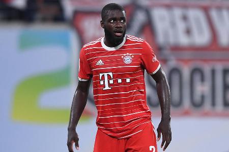 Dayot Upamecano - Note: 3,0 - Verteidigte die ersten Angriffe der Eintracht noch mit großer Ruhe. Erlaubte sich mit der Zeit aber erneut kleinere Wackler in seinen Spiel. Lud den Gegner mit seinen Stolperern und Missverständnissen ein oder zweimal ein. Bot auch erst nach der Pause eine vorzeigbare Zweikampfbilanz an. Im Spielaufbau dafür mit guten Momenten.