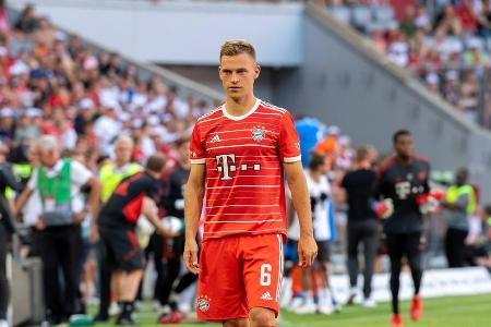 MITTELFELD: Joshua Kimmich - Note: 1,5 - Ordnete das Spiel der Bayern nicht nur, sondern setzte mit direkten Zuspielen ständig Impulse. Öffnete so immer wieder Räume für die Mitspieler. Seine Standards waren ebenfalls ein wichtigen Faktor. Düpierte Trapp früh mit seinem frechen Freistoß (5.), das 2:0 fiel nach einer Ecke des Nationalspielers (11.).