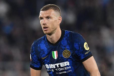 Edin Dzeko (36, Inter Mailand) - Der Ex-Wolfsburger steht noch bis 2023 bei Inter Mailand unter Vertrag, spielt 'calciomercato.it' zufolge aber in den Gedankenspielen des BVB eine Rolle. Die würden den Torjäger aber nur dann holen, wenn er keine Ablöse kostet, heißt es.