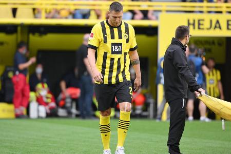Welcher Spieler wird die Enttäuschung der Liga? - Die ersten Eindrücke sagen: Niklas Süle. Nicht, weil der Nationalspieler nicht über die nötigen Fähigkeiten für die ihm in Dortmund zugedachte Rolle als Leader verfügen würde, nein: Süle war zuletzt schlichtweg zu selten fit, um seinen Rhythmus zu finden. Auch den Liga-Start wird er verpassen. Sollten sich Mats Hummels und Nico Schlotterbeck in der Zwischenzeit einspielen, droht ihm die Bank.