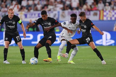 Eintracht Frankfurt vs. Real: Noten und Einzelkritik - Am Mittwoch kämpften Eintracht Frankfurt und Real Madrid um den europäischen Super Cup. Gegen den Champions-League-Sieger hielten die Adler lange nach Kräften mit, konnte gegen die Qualitäten der Königlichen aber letztlich nichts ausrichten. Kroos und Co. sicherten sich durch einen 2:0-Sieg verdient den ersten Titel der Saison. Alle SGE-Stars in der Einzelkritik: Eintracht Frankfurt vs. Real: Noten und Einzelkritik - Am Mittwoch kämpften Eintracht Frankfurt und Real Madrid um den europäischen Super Cup. Gegen den Champions-League-Sieger hielten die Adler lange nach Kräften mit, konnte gegen die Qualitäten der Königlichen aber letztlich nichts ausrichten. Kroos und Co. sicherten sich durch einen 2:0-Sieg verdient den ersten Titel der Saison. Alle SGE-Stars in der Einzelkritik: