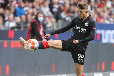 Jesper Lindström (bis 58.) - Note: 5,0 - Timte seine Laufwege hinter die Kette vielfach nicht richtig und tappte in aussichtsreichen Situationen dann ins Abseits. Spielte auch sonst seine zwingenden Aktionen nicht kompromisslos aus. Wählte selten den richtigen Moment zum Abspielen. War körperlich zudem deutlich unterlegen und ließ sich im Dribbling deshalb oft abdrängen.