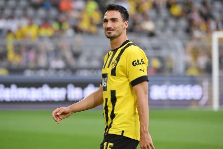 Mats Hummels - Note: 3,0 - War in der ersten Halbzeit sehr dicht an Schick dran und verteidigte gegen den Top-Stürmer mit viel Körpereinsatz. Verlor nach der Pause jedoch mehr und mehr den Zugriff. Kam bei dessen Chancen wiederholt einen Schritt zu spät. Harmonierte insgesamt aber gut mit Schlotterbeck und sicherte stets aufmerksam ab, wenn der Mitspieler nach vorne aus der Kette trat.