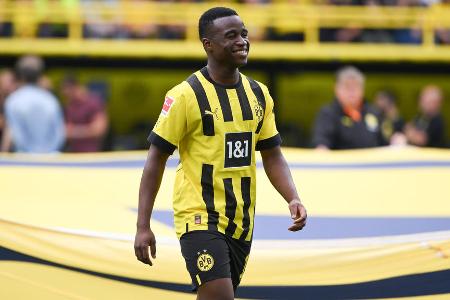 ANGRIFF: Youssoufa Moukoko (bis 69.) - Note: 3,5 - Fand früh Bindung zum Spiel und kam mit harter Arbeit und Einsatzbereitschaft zu ersten Szenen rund um den Strafraum. Leitete das 1:0 mit seinem starken Querpass ein. Baute danach aber ab. Fand später zu selten den richtigen Pass im letzten Drittel und ließ die Übersicht sowie Uneigennützigkeit zunehmend vermissen.