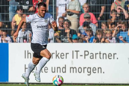 Filip Kostic (bis 75.) - Note: 4,5 - Setzte vorne mit seinen Flanken und Standards ein paar Nadelstiche. Echte Bindung zu seinen Kollegen entfaltete er aber zu keiner Phase. Ließ in der Rückwärtsbewegung derweil zu oft seine Seite offen und N'Dicka mit mehreren Gegenspieler allein. Vor dem 0:5 versuchte er nicht einmal, die offene Zone gegen Gnabry zu verteidigen.