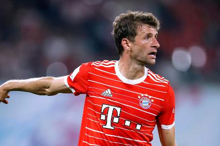 Thomas Müller (bis 66.) - Note: 2,0 - Bewies seine hohe Spielintelligenz und bewegte sich sehr clever durch die Räume. Versuchte stets, die Bälle blitzschnell weiterzuleiten. Deckte die Lücken in der Frankfurter Abwehr so schonungslos auf. Legte das vierte und fünfte Bayern-Tor überragend auf. Traf vor dem leeren Tor zwar nur den Pfosten (23.), der kuriose Fehlschuss dürfte ihn aber kaum ärgern.