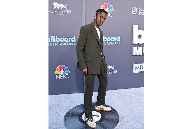 Travis Scott fährt vielgleisig, hat unter anderem schon für PlayStation beworben. Besonders eng ist das Arbeitsverhältnis des Rappers jedoch mit McDonald's. Die Fast-Food-Kette brachte sogar ein eigen ...