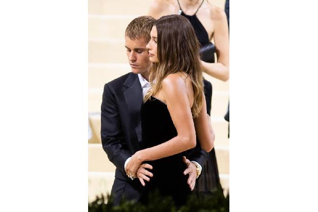 Mittlerweile wirbt Justin vor allem für Calvin Klein und lässt sich auch das gut bezahlen — er posiert gemeinsam mit seiner Frau Hailey Bieber.
