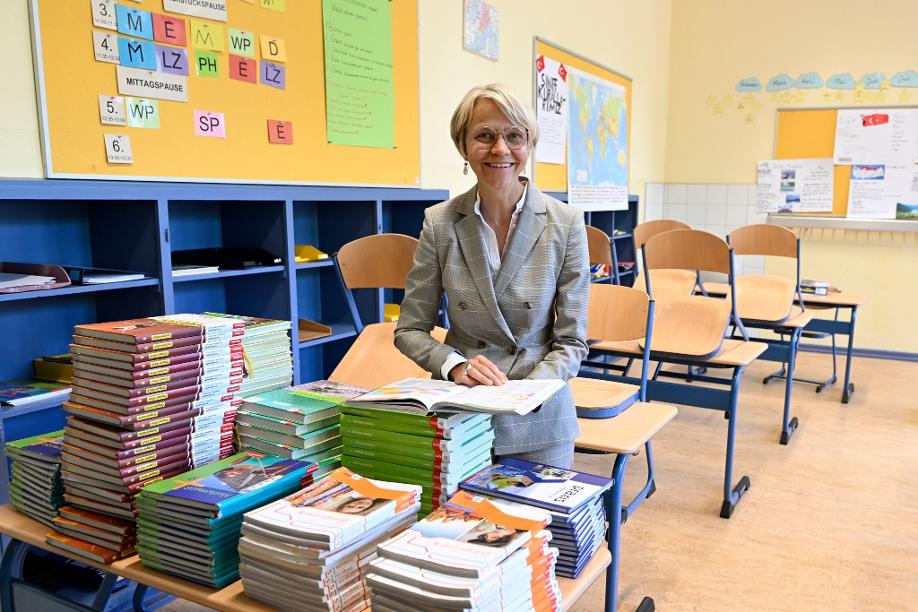 NRW-Schulministerin Dorothee Feller in der Städtischen Gesamtschule Globus in Duisburg.
