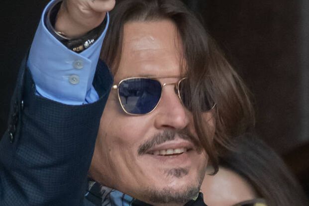 Johnny Depp hat Insiderberichten zufolge gerade einen neuen Deal mit Dior abgeschlossen. Seit 2015 ist er bereits Markenbotschafter für den Duft 'Sauvage'. Der verkaufte sich noch besser, als der Scha ...