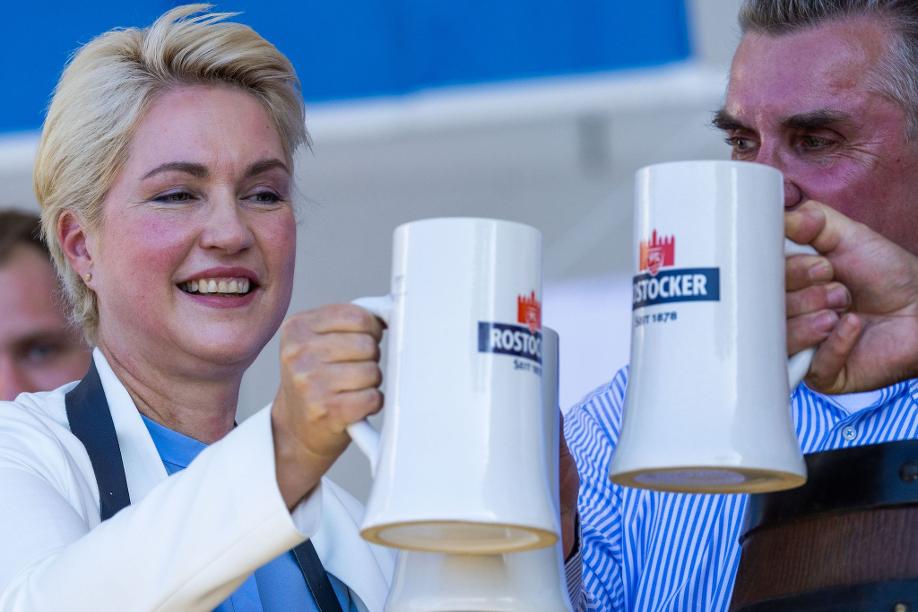 Ministerpräsidentin Manuela Schwesig stößt nach der offiziellen Eröffnung der 31. Hanse Sail mit einem frisch gezapften Bier an.