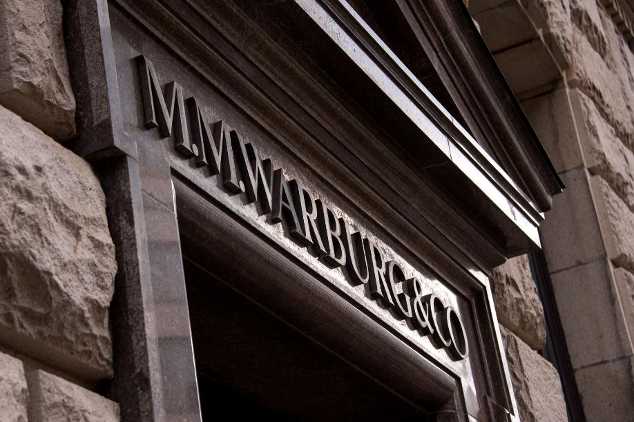 Blick auf den Eingang der Warburg-Bank in Hamburg. Nach Treffen von Olaf Scholz mit den Bank-Gesellschaftern Christian Olearius und Max Warburg hatte die Finanzverwaltung eine millionenschwere Steuerrückforderung gegen die Bank zunächst verjähren lassen.
