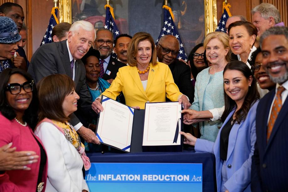 Nancy Pelosi, Sprecherin des US-Repräsentantenhauses, und ihre demokratischen Parteikollegen feiern auf dem Capitol Hill.