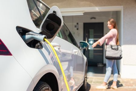 Was lohnt sich für Sie: Zu Hause das E-Auto laden – oder öffentlich?