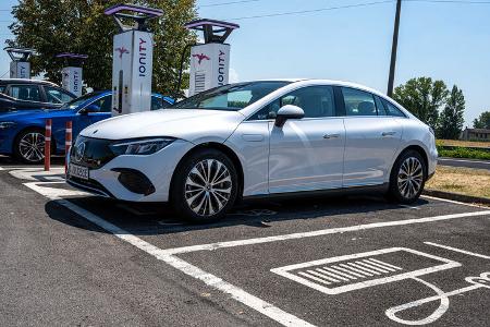 Ionity Mercedes C300e und EQE350+ landen Ladesäule
