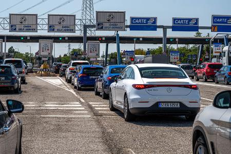 Mercedes EQE 350+ Mautstation in Italien
