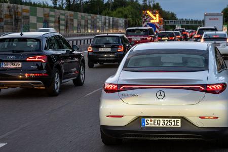 Mercedes EQE350+ im Stau auf der Autobahn Baustelle