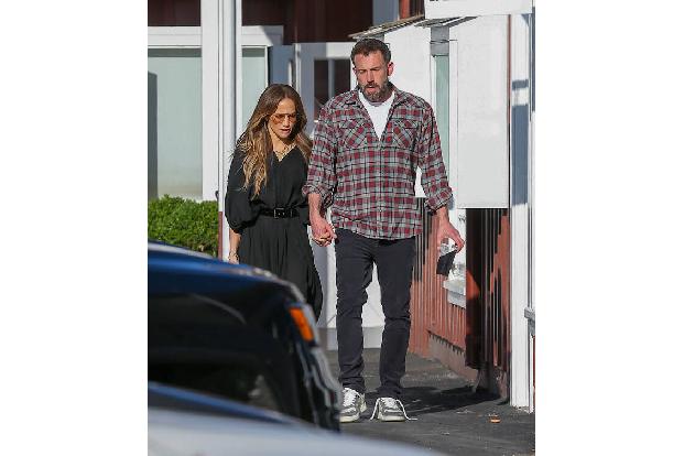 …Jennifer Lopez. Ein Happy End, auf das das Paar 18 Jahre warten musste. Denn sie waren schon einmal verlobt gewesen, hatten es aber nie bis vor den Traualtar geschafft. Jetzt ist ihnen ihr Glück anzusehen und man gönnt es ihnen von Herzen.