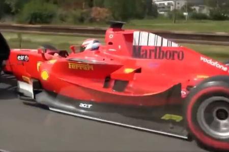 08/2022, GP2-Rennwagen auf der Autobahn in Tschechien