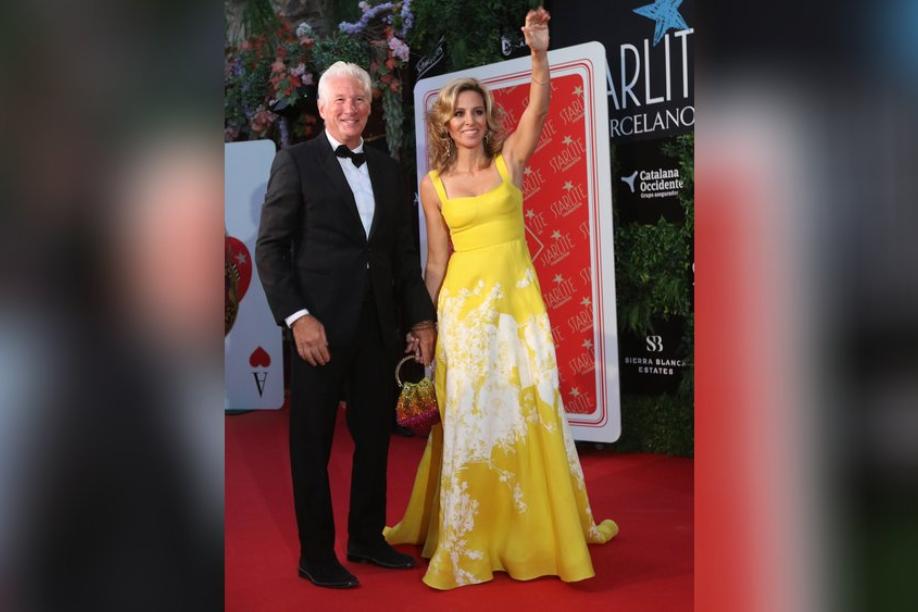 Richard Gere: Ehefrau Alejandra stiehlt ihm in gelber Robe die Show