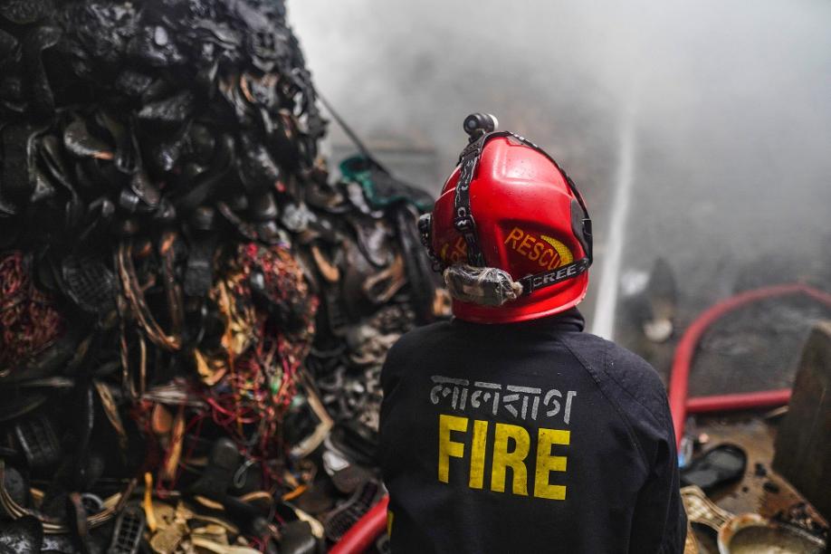 Ein Feuerwehrmann im Kampf gegen das Feuer in der Plastikfabrik in Dhaka.