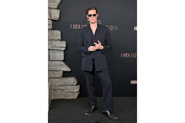 Auch hier gab es wieder Unterstützung von ihrem männlichen Kollegen, der sich öffentlich auf die Seite von Claire Foy stellte. Später hieß es dann, dass für die künftigen Staffeln die Queen die bestbe ...
