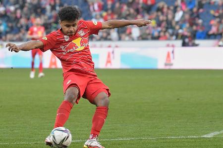 Zugang fix: Karim Adeyemi (RB Salzburg) - Adeyemi ist der dritte DFB-Nationalspieler, der zum BVB wechselt. Die Verhandlungen zogen sich über Monate hinweg, am Ende soll man sich auf eine Basisablöse in Höhe von rund 30 Millionen Euro geeinigt haben. Mit Adeyemi, der bis 2027 unterschrieb, bekommt Dortmund einen pfeilschnellen Außenstürmer in den Kader.